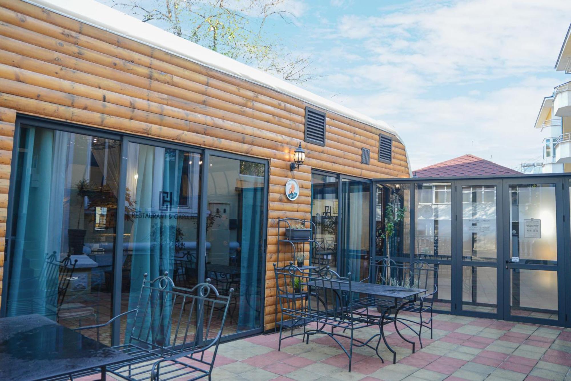 House Family & Restaurant Hotel 3*