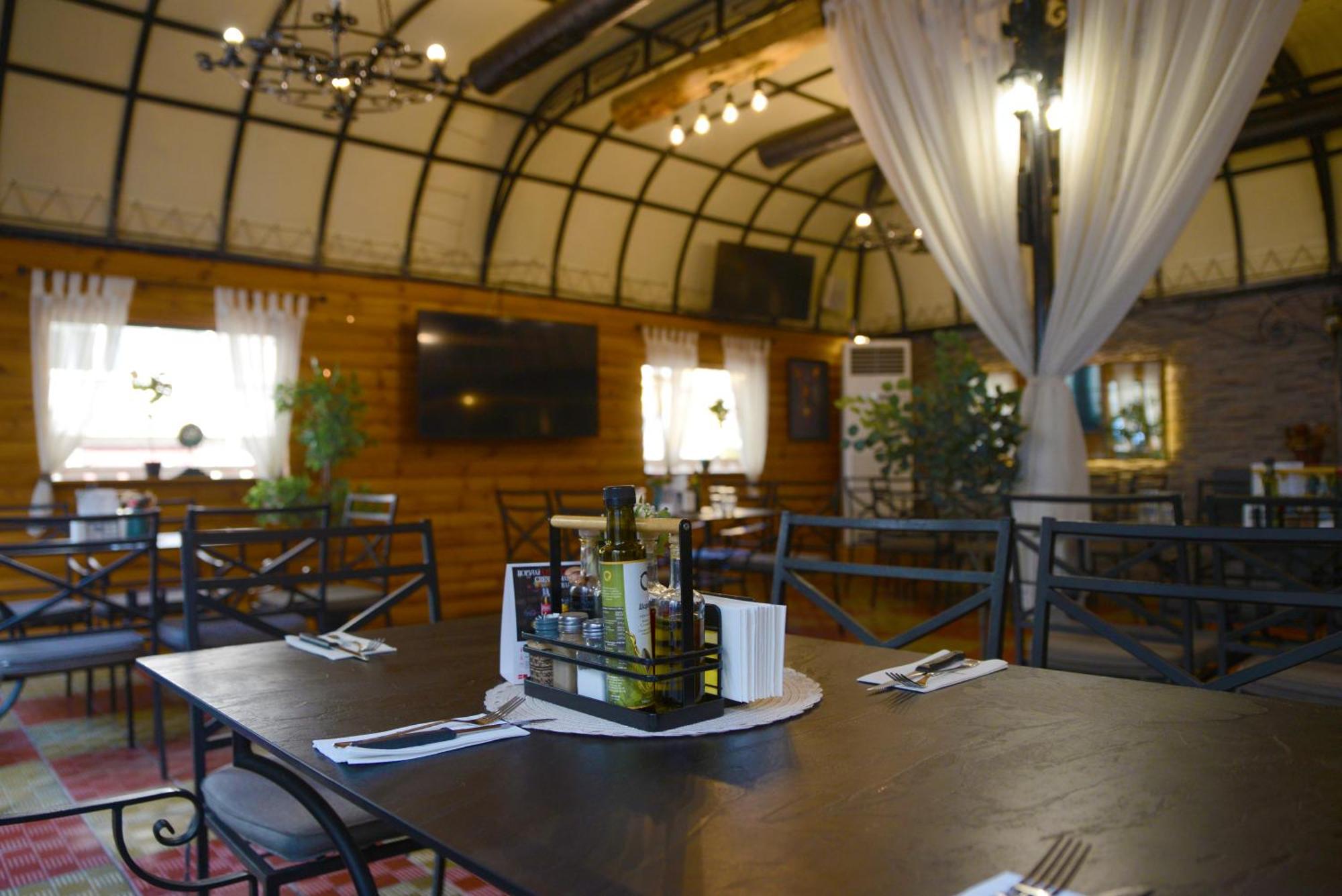 House Family & Restaurant Hotel